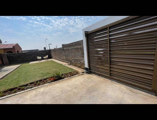 3 BEDROOM HOUSE FOR SALE IN ORLANDO WEST